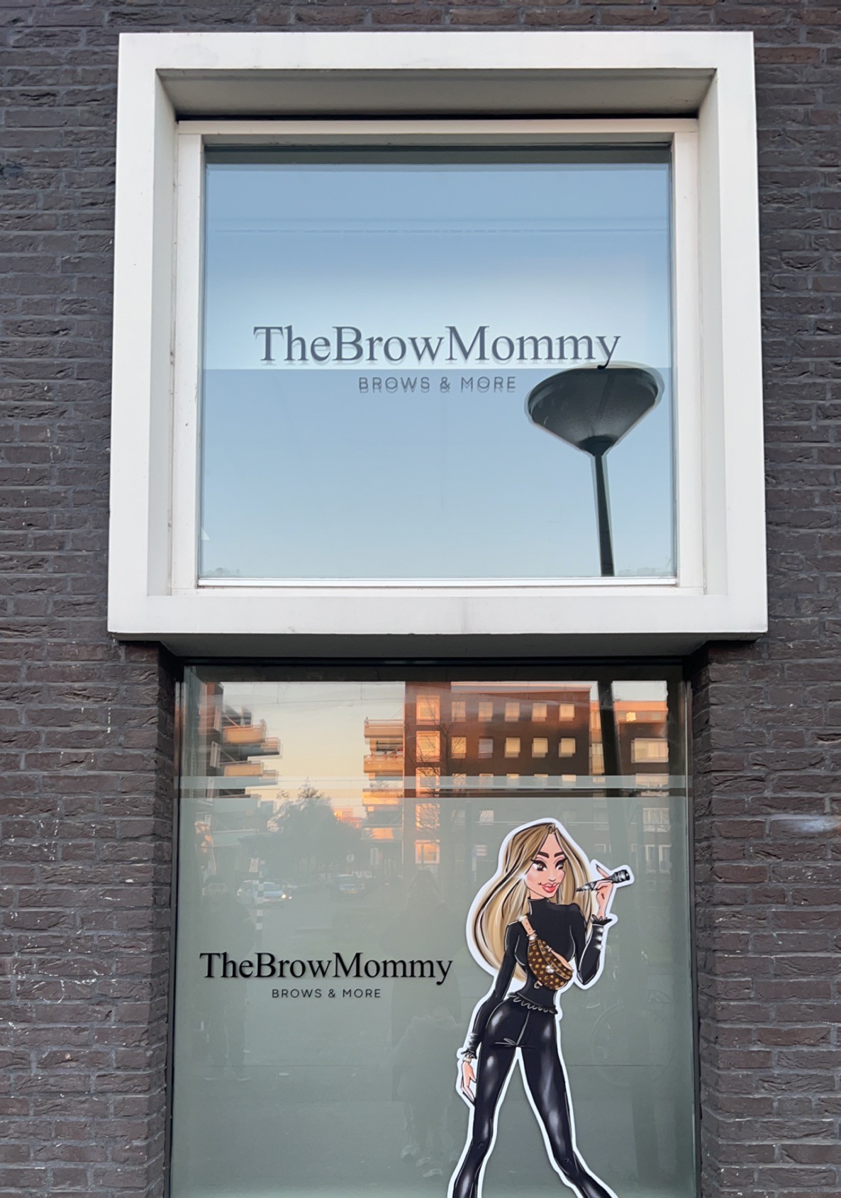De gevel van Thebrowmommy aan de Dublinweg met de naam op beide ramen en de BrowMommy