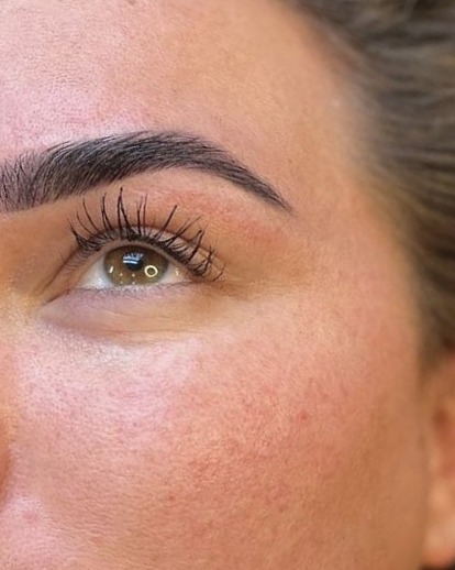 Wimpers na een Korean lashlift en een gestylede wenkbrauw, van dichtbij